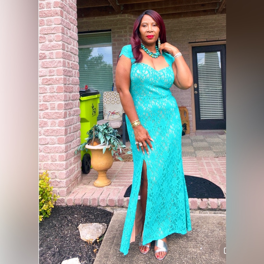 All glamour in a Jodi Kristopher lace dress!